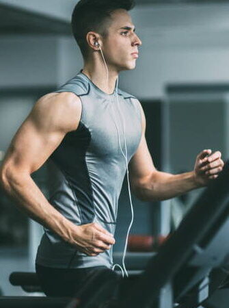 Hombre-joven-realizando-ejercicios-en-una-caminadora (1)